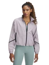 Campera deportiva color lila de tela tejida resistente con acabado brillante, cierre frontal con cremallera y bolsillos laterales con cierre.