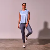 Musculosa celeste de poliéster, corte clásico y cuello redondo.