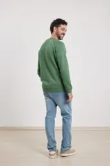 Sweater básico color ladrillo de algodón frizado con cuello redondo y mangas raglán. Puños y ruedo elastizados.