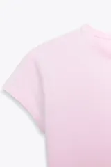 Camiseta negra de cuello redondo y mangas cortas.