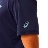 Remera Asics blanca de hombre, de manga corta, con logo de la marca estampado en el pecho en color azul. Fabricada con tejido transpirable de poliéster reciclado.