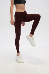 Calza negra de poliamida, corte ajustado y tiro medio.