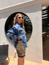 Short de jean color marrón con efecto desgastado, tiro alto y corte a la rodilla.