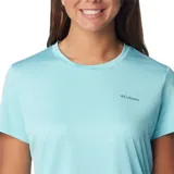Remera deportiva Columbia Hike SS Crew color celeste, de corte clásico y mangas cortas. Confeccionada con tejido Omni-Wick de secado rápido y protección solar Omni-Shade UPF 50.
