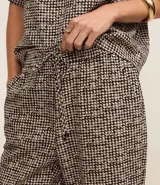 Pantalón de crepé con estampado de cuadros pied-de-poule, corte pijama, cintura alta con lazo y cordón con puntera.