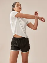 Short deportivo negro con cintura elástica y ribete blanco en el ruedo.