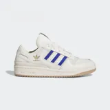 Championes Adidas Forum Low color blanco con detalles en azul y dorado. Confeccionados en cuero, gamuza y piel sintética. Suela de goma color caramelo y cierre con cordones.