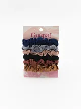 Set de cinco scrunchies de seda en colores rosa pálido, marrón, negro, gris y azul.