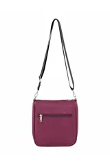 Bandolera color suela con correa larga negra regulable y desmontable. Presenta un bolsillo frontal con cierre y diseño de líneas en relieve.