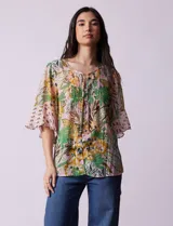 Blusa de gasa estampada con cuello a la base y lazo. Tiene plisado en la delantera, detalles de brillo en lurex, abertura central con botones y mangas 3/4 fluidas.