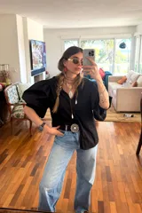 Camisa negra de poplin, corte amplio con mangas abullonadas y botones a tono.