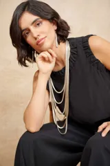 Collar plateado de seis vueltas.