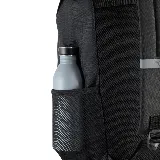 Mochila Puma negra con logo blanco estampado en el frente, bolsillo frontal con cierre, bolsillo lateral de red, correas acolchadas ajustables y capucha impermeable oculta en la parte superior.