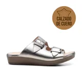 Sandalia casual de cuero color negro, con dos tiras anchas sobre el empeine ajustables con hebillas metálicas plateadas.