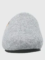 Pantuflas cerradas de fieltro gris con borde celeste y plantilla de fieltro.