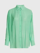 Camisa verde menta de rayón arrugado, corte regular, cuello en punta, manga larga con puños abotonados y espalda dividida con detalle anudado.