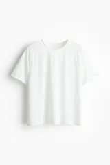 Remera deportiva blanca de corte holgado, cuello redondo y mangas raglán cortas. Confeccionada en tejido funcional DryMove™ con detalle reflectante en la espalda.