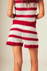 Short tejido a crochet con rayas horizontales en blanco y negro, con cintura elastizada y cordón ajustable.