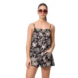 Mono corto negro con estampado de flores y hojas en color crema. Tiene tirantes finos, escote recto y bolsillos laterales.