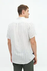 Camisa de manga corta confeccionada en lino y algodón, con fit regular y logo bordado.