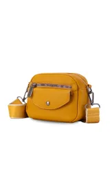 Bandolera naranja de cuero sintético con bolsillo frontal con cierre y bolsillo pequeño con tapa y broche magnético. Cuenta con apertura central superior con cierre, bolsillos internos y correa larga regulable y desmontable.