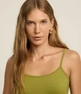 Musculosa blanca de poliamida con breteles finos y escote redondo.