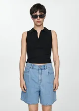 Short de jean celeste con tiro alto, trabillas, cierre con cremallera y botón, bolsillos laterales y traseros, pinzas y corte recto.