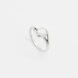 Anillo de plata 925 con engarce de nácar circular.