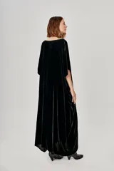 Vestido kaftan largo de terciopelo negro con escote en V y mangas amplias.