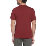 Remera color borgoña con estampa frontal de un pingüino dentro de un cuadrado con efecto de puntos. Corte clásico y cuello redondo.