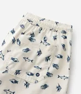 Bermuda de baño para hombre, color crema, con estampado repetitivo de peces azules. Presenta cintura elástica con cordón de ajuste y forro interior de malla.