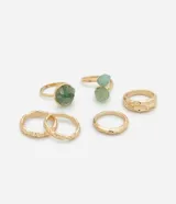 Aros colgantes dorados con piedras verdes.