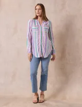 Blusa de lino estampada a rayas verticales de colores blanco, verde, lila, amarillo y rosa. Tiene cuello a la base con escote en V y abertura central con botones. Cuenta con dos bolsillos frontales y mangas largas regulables con presilla y botón. Marca Zac & Rachel.