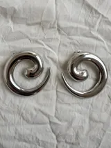 Par de aros grandes dorados con forma de espiral.