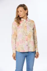 Camisa de manga larga con estampado floral en tonos rosa, naranja y lila. Confeccionada en lino y algodón, con cuello clásico, cierre frontal con botones y puños abotonados.