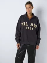 Sudadera gris oscuro con cuello alto con cierre de cremallera y estampado frontal con la inscripción "MILAN ITALY" en letras color crema.