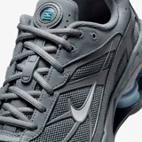 Zapatillas Nike Shox Ride 2 color gris con detalles en celeste.
