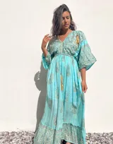 Túnica larga de gasa color verde agua con estampado de arabescos dorados, escote en V con lazo ajustable y mangas cortas amplias.