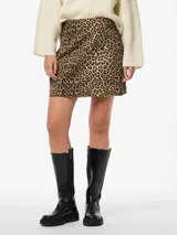 Minifalda animal print con estampado de leopardo, cierre con cremallera, bolsillos delanteros y traseros, cintura alta y trabillas para cinturón.