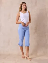 Pantalón capri de algodón a rayas azules y blancas, marca Ruby Rd. Con bolsillos simulados en la parte delantera y bolsillos aplicados en la parte trasera. Pretina ancha elastizada, corte recto y terminación de ruedo desflecado.