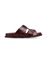 Sandalias de cuero color bordó con textura croco, con tiras anchas cruzadas en el empeine y suela plana.