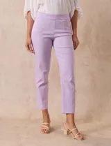 Pantalón recto verde esmeralda de gabardina elastizada, marca Zac & Rachel. Tiene pretina ancha con faja interna modeladora, bolsillos simulados en la parte delantera y bolsillos ojal en la parte trasera.