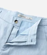 Bermuda de hombre en lino color gris claro, de corte recto, con textura discreta, bolsillos laterales y cierre frontal con botón y cremallera.