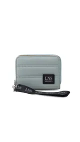 Billetera corta con cierre alrededor y tapa, confeccionada en tela capitoneada. Incluye varias reparticiones con tarjeteros y bolsillos internos, y una correa de mano desmontable. Disponible en negro, rojo y dorado.