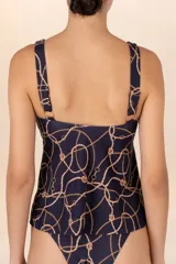 Tankini azul oscuro con estampado de cadenas y cuerdas doradas, con nudo en el frente, breteles anchos ajustables, espalda alta y tajos laterales.