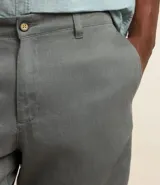 Bermuda de sarga color gris, corte a la rodilla, con cierre delantero y bolsillos traseros.