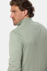 Buzo de hilo de algodón color salmón, de tejido fino, con cuello alto y medio cierre con cremallera.