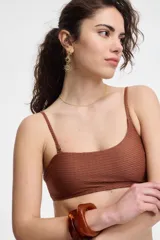Top de bikini color marrón con textura, breteles finos y corte asimétrico.