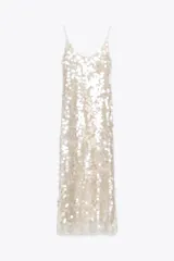 Vestido midi de fiesta color champagne, con lentejuelas plateadas, escote redondo y tirantes finos.