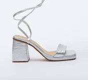 Sandalias plateadas con tiras finas y taco cuadrado.